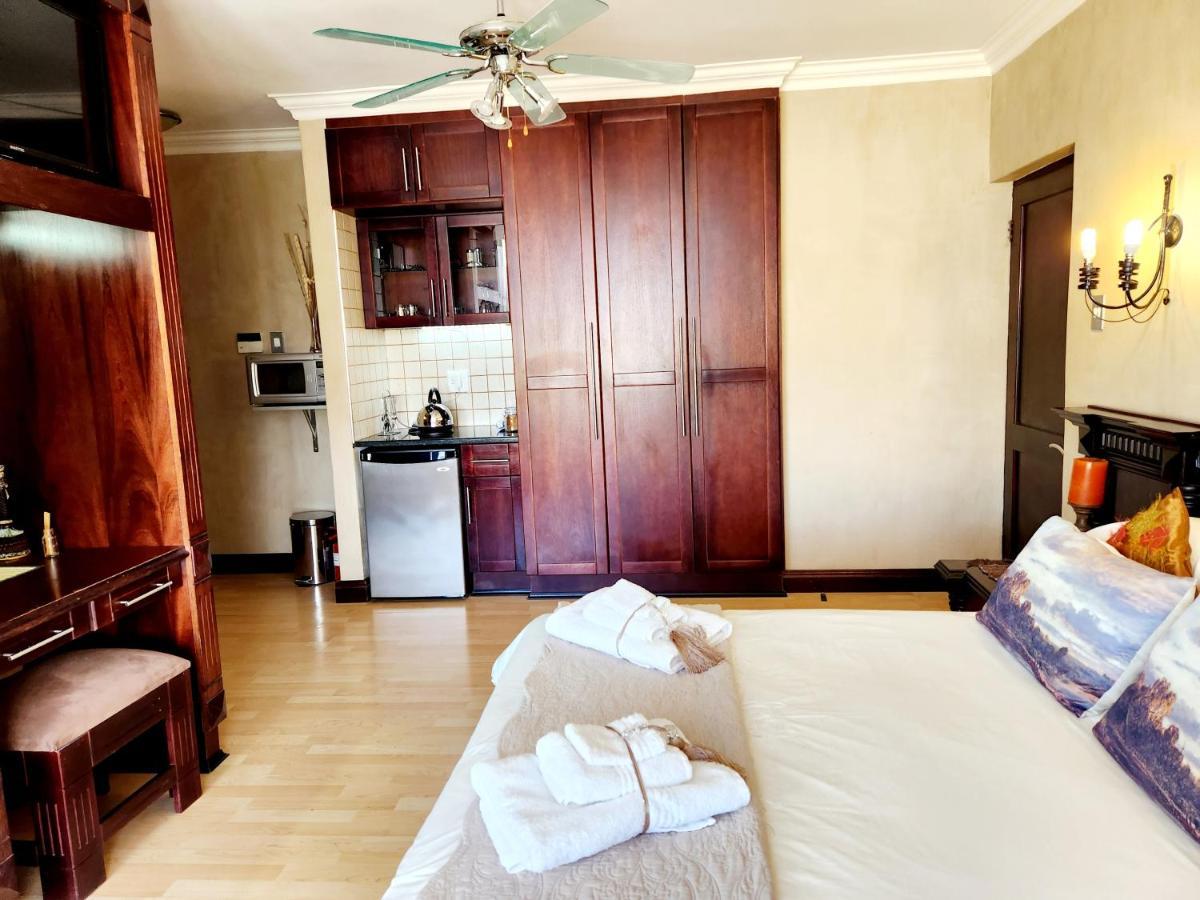 The Wooden Leg Guesthouse Kleinmond Exterior foto