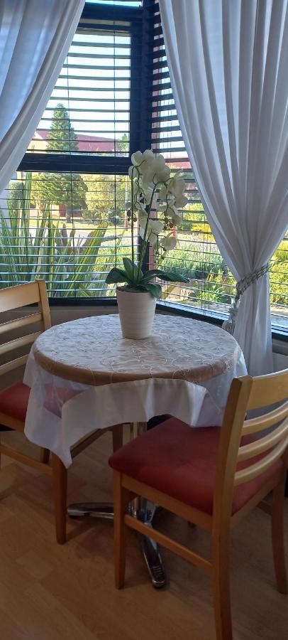 The Wooden Leg Guesthouse Kleinmond Exterior foto